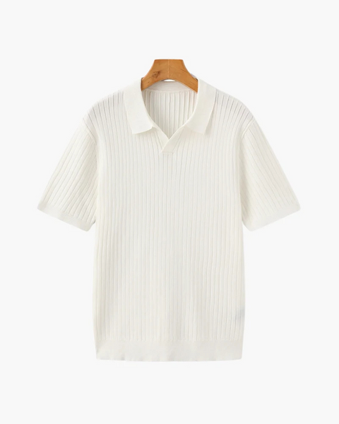 Detalhe da gola estruturada da polo masculina old money com tecido canelado e sofisticado.