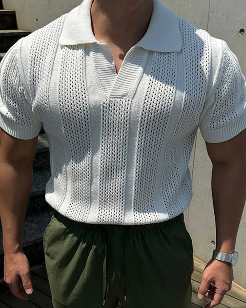 Polo retrô estilo europeu com corte refinado e gola tradicional.