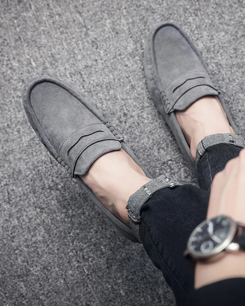 Sapato casual preto sem cadarço ideal para looks clássicos e discretos