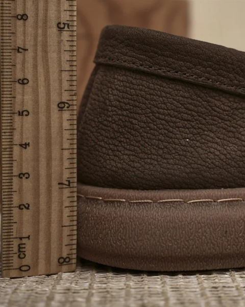 Mocassim de couro marrom escuro com design refinado.