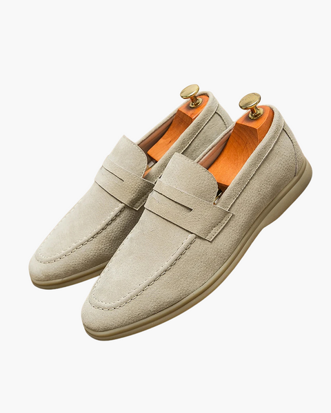 Mocassim sem cadarço, ideal para trajes refinados e discretos.