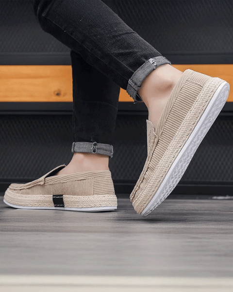 Calçado casual masculino feito em tecido cotelê, com estilo retrô elegante.