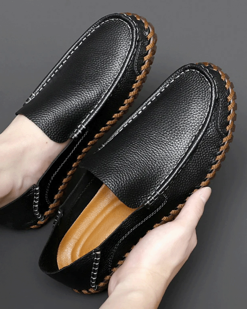 Detalhe do couro legítimo premium no mocassim masculino.