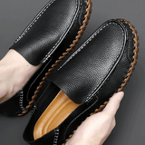 Detalhe do couro legítimo premium no mocassim masculino.