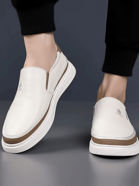 Sapato slip-on preto para homens com estilo clássico e esportivo.