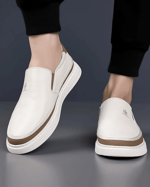 Sapato slip-on preto para homens com estilo clássico e esportivo.