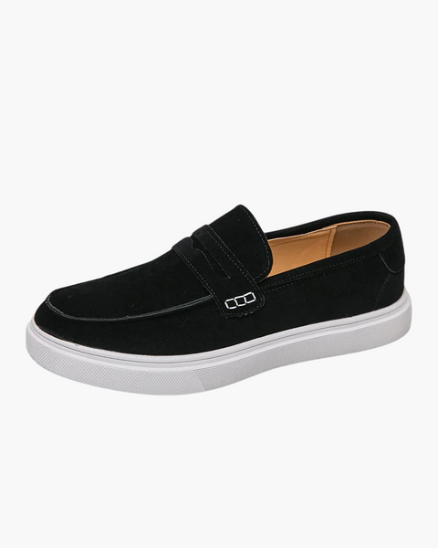 Mocassim inspirado na elegância britânica, com toque vintage e contemporâneo.