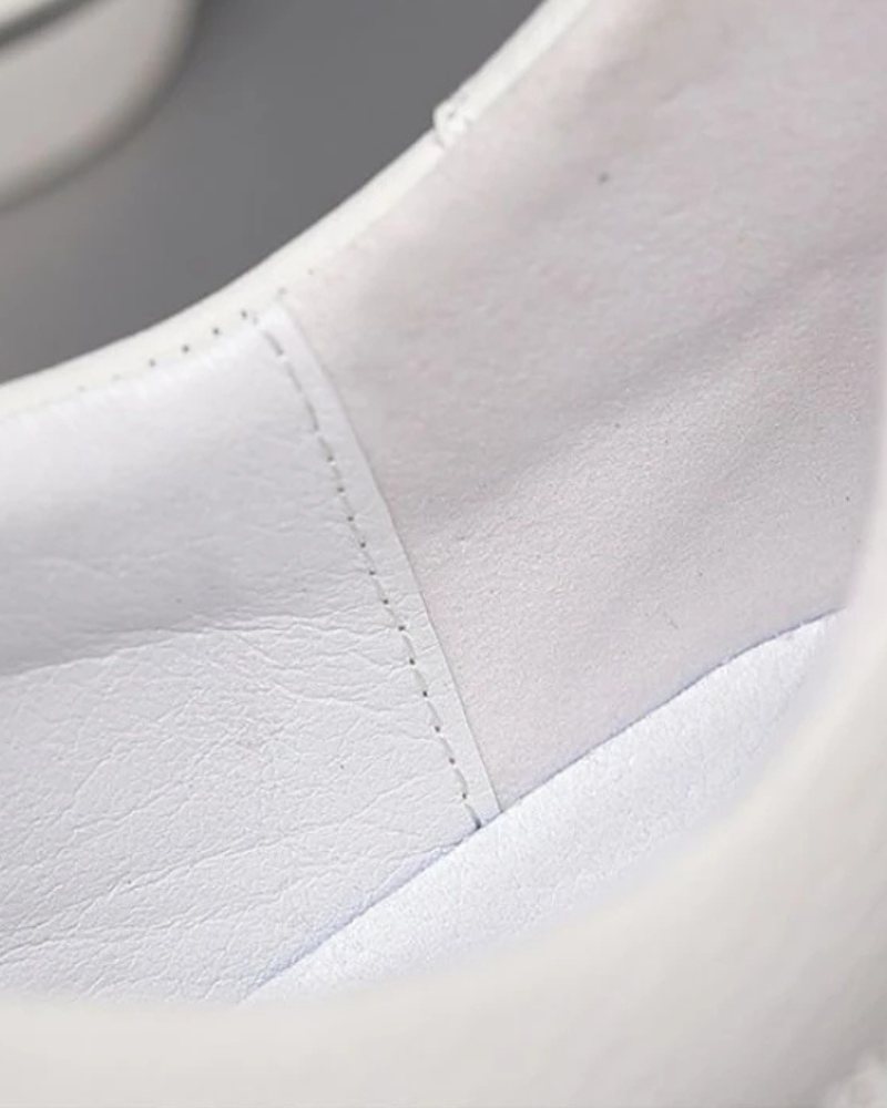 Tênis masculino com selo de grife e detalhes de luxo discreto, voltado ao público Old Money moderno.