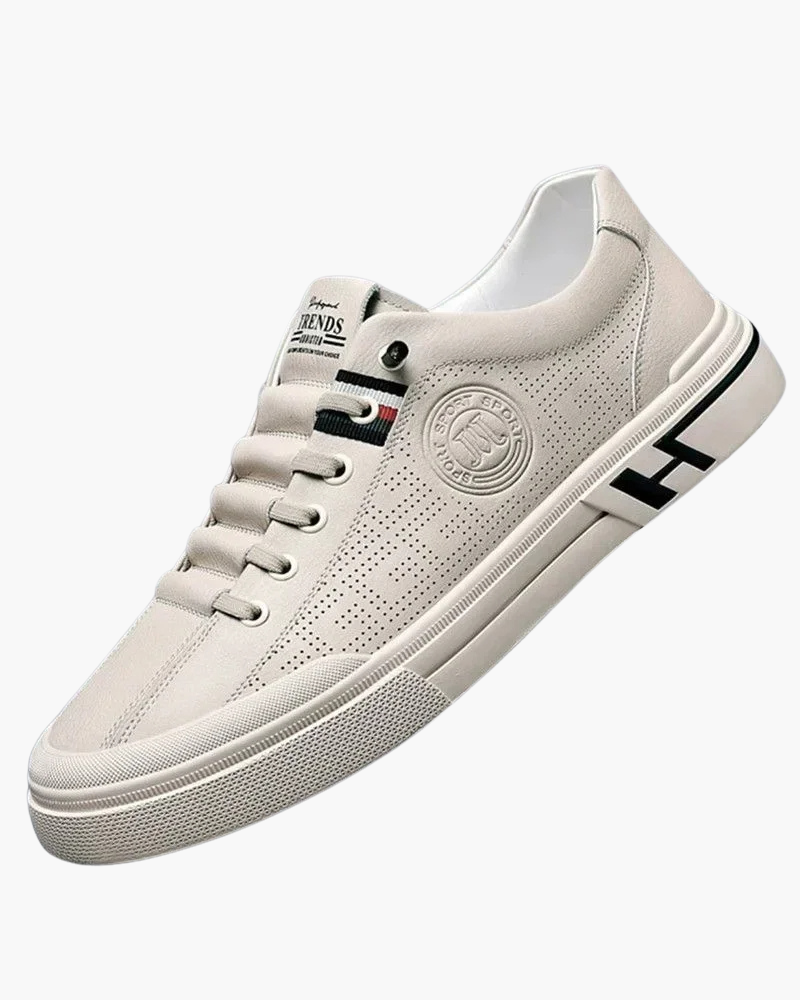 Close no couro vulcanizado com costura discreta e acabamento elegante para uso casual premium.