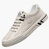 Close no couro vulcanizado com costura discreta e acabamento elegante para uso casual premium.
