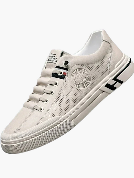Close no couro vulcanizado com costura discreta e acabamento elegante para uso casual premium.