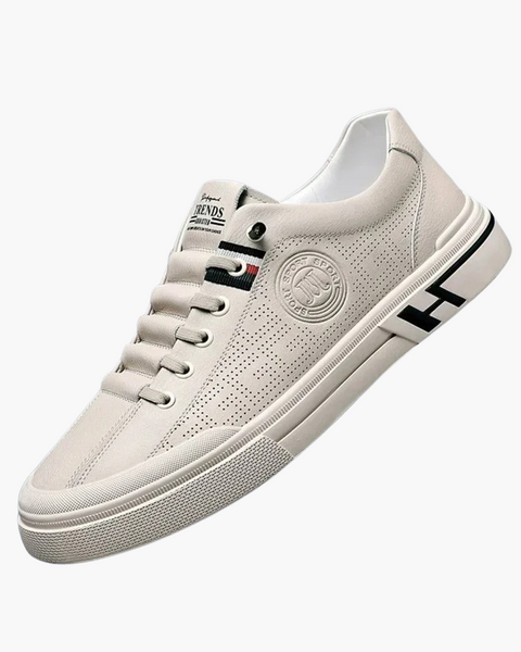 Close no couro vulcanizado com costura discreta e acabamento elegante para uso casual premium.