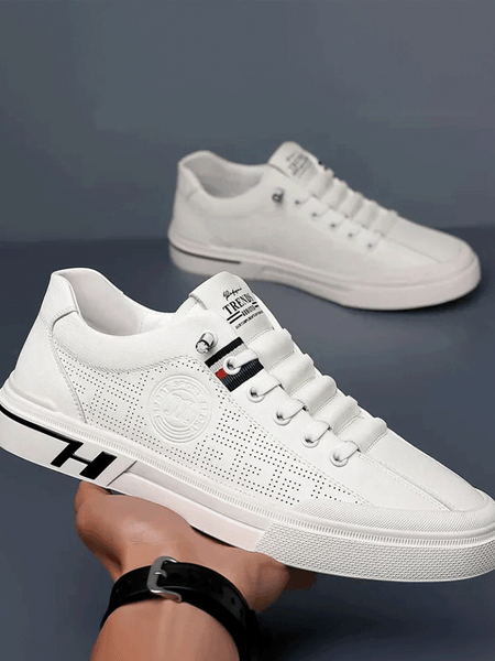 Vista superior do tênis branco de couro com cadarços simétricos e linguagem minimalista, casual e masculino.